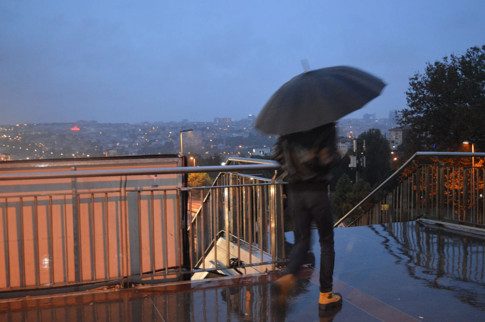 İstanbullular güne yağmur ile uyandı